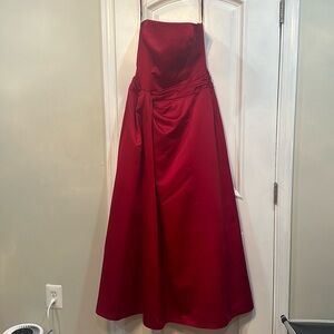 Stunning Ruby Formal Gown - Size 6